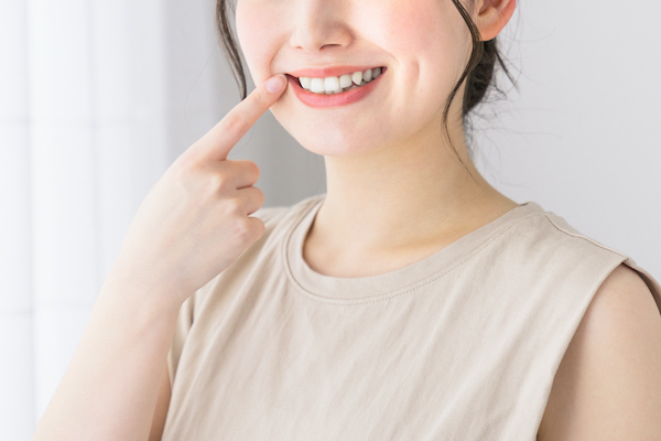 せたがや歯科室｜歯科医師ブログ｜きれい、丈夫、メタルフリーな白い詰め物「E-max」とは｜白い歯を見せる女性の画像-1