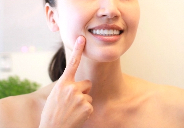 せたがや歯科室｜歯科医師ブログ｜小さい虫歯の治療には「CR（コンポジットレジン）」｜白い歯を見せる女性の画像