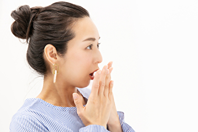 せたがや歯科室｜ブログ｜口臭の主な4つの原因と口臭を悪化させる「口腔乾燥症」について｜口臭を気にする女性の画像