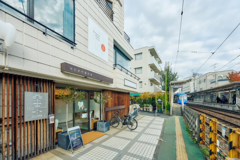診療時間が変更になったせたがや歯科室の入口| 診療時間変更のお知らせ｜松陰神社前徒歩0分・世田谷の歯医者｜「せたがや歯科室」